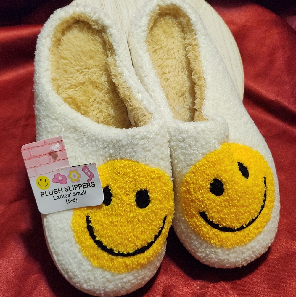 Plush Smiley Slippers SIZE SM 5/6